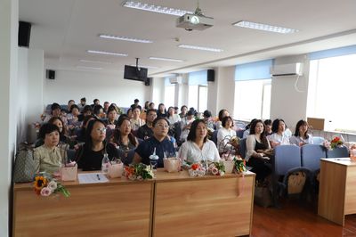 雅韻花藝，禮贊師者風(fēng)華——我院成功舉辦教師節(jié)插花文化交流活動